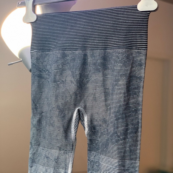 💙lululemon Ebb to Train Tight💙 - Picture 3 of 8